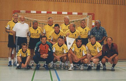 Die mit zwei Banatern verstrkte siebenbrgische Handball-Auswahl spielte gegen den rtlichen Klub TV in Haibach 16:16, stehend von links: Hansi Schmidt, Helmut Zikeli, Karl Martini, Gerhard Schuster, Dieter Morres, Hans Bretz, Bernhard Roth, Robi Scherer; hockend, von Links: Max Egbert, Hermann Speck, Rudi Fleischer, Rolf Schnp, Ortwin-Wolfgang Schmidt, Edwin Sauer (ehemals Poli Temeswar) und Schiedsrichter Johann-Ion Konnerth-Manoliu. Foto: Johann Steiner