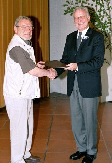 Bundesvorsitzender Volker Drr wrdigte den scheidenden Chefredakteur Hannes Schuster (links) beim diesjhrigen Heimattag in Dinkelsbhl mit einer Urkunde. Foto: Josef Balazs