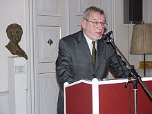 Hannes Schuster whrend seiner Ansprache in Gundelsheim. Foto: Petra Reiner