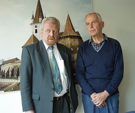 Der neue Vorsitzende, Rolf-Dieter Happe (links), und sein Amtsvorgnger, Otto Deppner, in der Geschftsstelle der Landsmannschaft in Mnchen. Foto: Siegbert Bruss