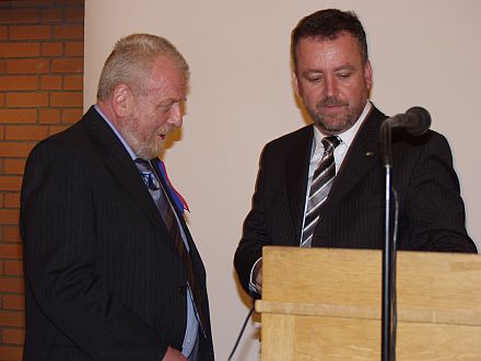 Landesvorsitzender Dr. Bernd Fabritius (rechts) berreicht dem scheidenden Kreisgruppenvorsitzenden Rolf-Dieter Happe das Goldene Ehrenwappen der Landsmannschaft der Siebenbrger Sachsen. Foto: Petra Reiner