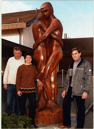 Hobbyknstler Edgar Haydl (rechts) mit seiner Skulptur ‚Die Liebenden‘. Daneben das Ehepaar Walter und Gabriele Krau. Foto: Folker Winkler