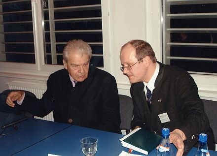 Beim Podiumsgesprch zur Sicherung von Kirchenburgen im Mrz 2006 in Hermannstadt: Dipl.-Ing. Hans-Christian Habermann, Vorsitzender des Stiftungsrats der Siebenbrgisch-Schsischen Stiftung (links), im Gesprch mit Dr. Wolfram Theilemann, dem Leiter des Teutsch-Hauses in Hermannstadt. Foto: Winfried Ziegler