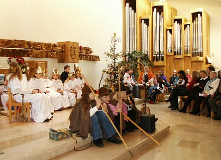 Vorweihnachtsfeier in Heidenheim: Kinder beim Krippenspiel.