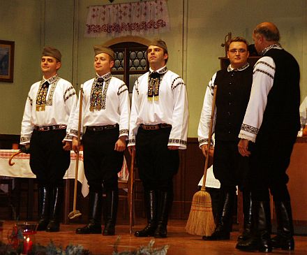 Stramme Rekruten: Die Theatergruppe Heidenheim begeisterte beim Martinsball.