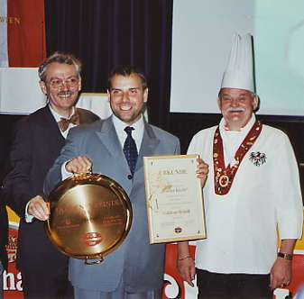 Karl-Heinz Hedrich (Mitte) bei der Verleihung des Goldenen Reindl 2002 in Wien.