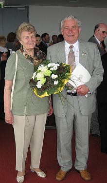 Ehrenurkunde und Ehrenabzeichen: Peter Hedwig mit Gattin. Foto: Inge Alzner