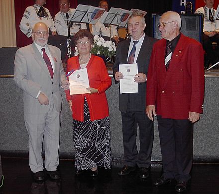 Ehrungen zum 30-jhriges Jubilum der Kreisgruppe Hegau-Singen, von links nach rechts: Michael Konnerth, Ilse Salmen, Wilhelm Barth und Erich Simonis nach Verleihung der Ehrenwappen.