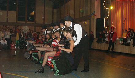Die Heidenheimer Tanzgruppe verzauberte das Publikum mit einem Hauch von 'Moulin Rouge'.
