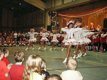 Die Prinzengarde des Faschingsvereins Dischingen bringt Stimmung am Heidenheimer Faschingsball.