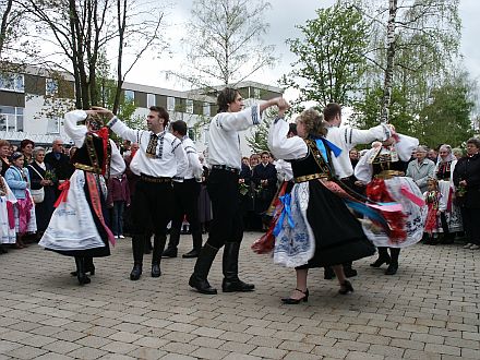 Tanzgruppe der Kreisgruppe Heidenheim trat am Muttertag vor der Kirche auf.