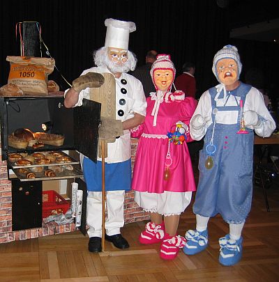 Fasching in Heilbronn: Gerlinde und Helmut Gross gewannen den ersten Preis als Babys und Helmut Gltsch, verkleidet als Bcker, erhielt den zweiten Preis mit seinem Backofen.