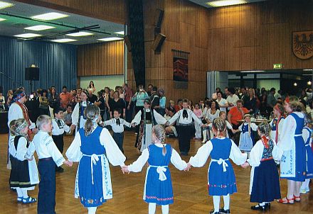 Beeindruckender Auftritt der Siebenbrgisch-Schsischen Kindergruppe Heilbronn beim ‚Tanz in den Mai’. Foto: Gerlinde Schuller