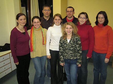 Der neue Vorstand der Jugendtanzgruppe Heilbronn, vorne: Susanne Faff, erste Reihe, von links nach rechts: Ines Wenzel, Annemarie Look, Christine Gltsch, Christine Penkert, Alice Knb, hintere Reihe, von links: Toni-Ernst Pieldner, Dieter Kufleitner.