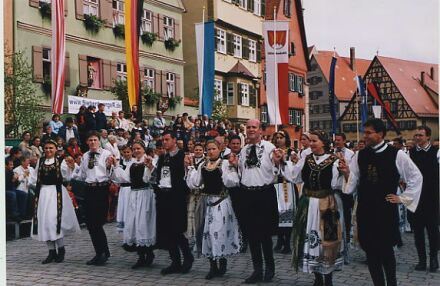 Hhepunkt des Heimattages in Dinkelsbhl: Offenes und Gemeinsames Tanzen vor der Schranne in Dinkelsbhl. Auf dem Bild Tnzerinnen und Tnzer der Gruppen Heilbronn, Pfungstadt und Stuttgart, in der ersten Reihe von links nach rechts: Ingwelde Juchum-Rausch, Rudolf Look, Luise Engel, Heinz Mai, Elise Eisenburger, Rainer Lehni, Ines Grempels, Toni-Ernst Pieldner. Foto: Josef Balazs.