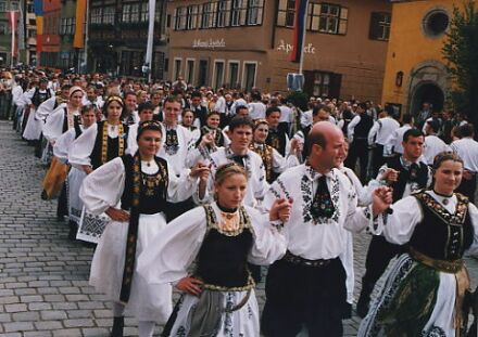 Rund 60 Tanz- und Jugendgruppen pflegen siebenbrgisch-schsisches Brauchtum in Deutschland, hier die Jugendtanzgruppen Heilbronn, Stuttgart und Pfungstadt beim Gemeinsamen Tanzen vor der Schranne in Dinkelsbhl. Foto: Josef Balazs.