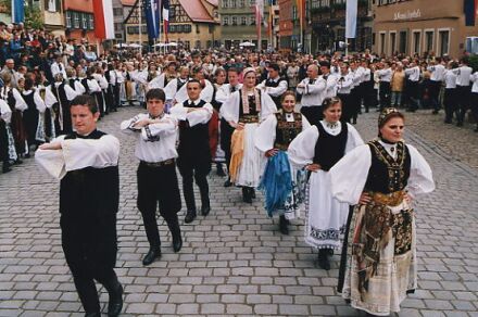 Siebenbrgische Jugend erfllt alte Traditionen mit neuem Leben: beim Gemeinsamen Tanzen vor der Schranne in Dinkelsbhl Jugendliche der Gruppen Heilbronn und Stuttgart. Foto: Josef Balazs.