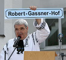 Hans Wolfgang Klein, Heimleiter des Altenheims, verkndete, dass der Innenhof des Heims den Namen Robert-Gassner-Hof tragen soll. Foto: Christian Melzer