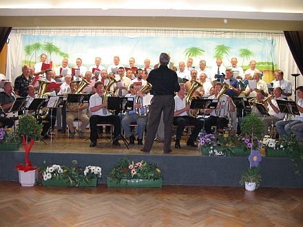 Heldsdorfer Treffen in Friedrichroda: Blasmusik und Mnnerchor, zwei bedeutende Kulturtrger der Gemeinde. Foto: Karl-Heinz Brenndrfer