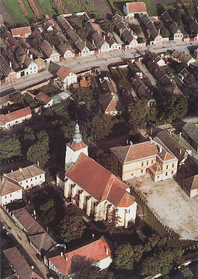 Blick auf die Evangelische Kirche und Schule in Heldsdorf. Luftbildaufnahme: Georg Gerster