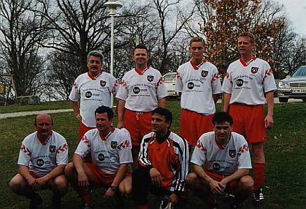 Die glcklichen "Young Old Boys" nach ihrem berraschungssieg im Halbfinale, obere Reihe v. l. n. r.: P. Mller, E. Schenker, A. Henning, M. Kirr; untere Reihe v. l. n. r.: H. Henning, K. Herbert, A. Apetri, K. Endrfer (es fehlt P. Bugl).