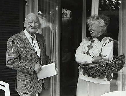 Hermann Gross mit seiner Frau Gertrud auf der Terasse seines Hauses in Gauting (1998). Foto: Konrad Klein
