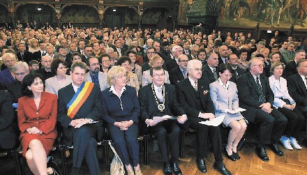 Viel Prominenz im Rathausprunksaal. Auch Peter Adamek (erste Reihe, Vierter von rechts), Generalkonsul der Bundesrepublik Deutschland in Rumnien, war zum Festakt gekommen. Foto: Christoph Reich.