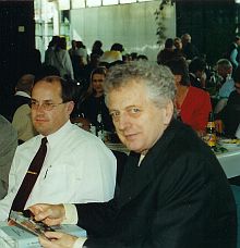 Hermann Schmidts (rechts) prsentiert seine Bcher beim Brenndorfer Treffen 2000 in Brackenheim. Links im Bild Pfarrer Helmut Kramer. Foto: Petra Reiner