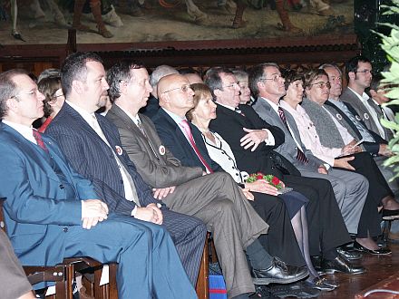 Festakt im Prunksaal des Landshuter Rathauses, von links: Ortwin Schuster vom Freundeskreis Landshut-Hermannstadt, Dr. Bernd Fabritius, Stellvertretender Bundesvorsitzender der Landsmannschaft, Gerold Hermann, Direktor des Brukenthal-Gymnasiums, Oberbrgermeister Hans Rampf, Vereinsprsidentin Ingrid von Friedeburg-Bedeus, Josef Deimer, OB a.D., Klaus Wegmann, Vorsitzender des Freundeskreises Landshut-Hermannstadt. Foto: Christoph Reich