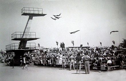 Wasserspringer im Hermannstdter Strandbad: die Brder Klaus und Herbert Wittenberger sowie Norbert Hatzak, etwa 1953. Foto: Emil Fischer