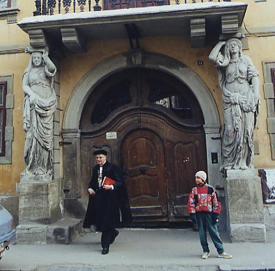 Bischof Christoph Klein vor dem Eingang des landeskirchlichen Schülerheims in Hermannstadt. Foto: Michael Leh