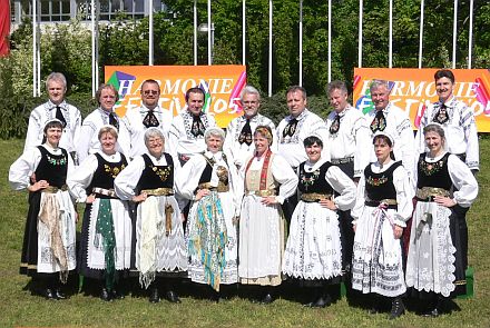 Die Volkstanzgruppe Herzogenaurach beim Harmonie-Festival in Lindenholzhausen.