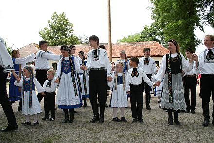 Kinder und Jugendliche beim Aufmarsch unter der Krone. Foto: Brigitte Berner