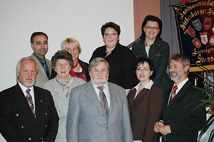 Der neu gewhlte Vorstand der Landesgruppe Hessen, jeweils von links nach rechts, vorne: Imre Istvan, Ursula Tobias, Wilhelm Folberth, Ramona Linz, Klaus Servatius; hinten: Ortwin Bonfert, Maria Herkenhoff, Sigrid Osman, Ingwelde Juchum. Foto: Helmut Klamer