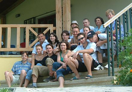 Hetzeldorfer Jugend vor dem Jugendgstehaus in Techirghiol.