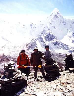 Siebenbrgische Alpinisten auf dem Vorgipfel des Chukung Ri, von links nach rechts: Dieter Schmidt, Erich und Inge Bonfert.