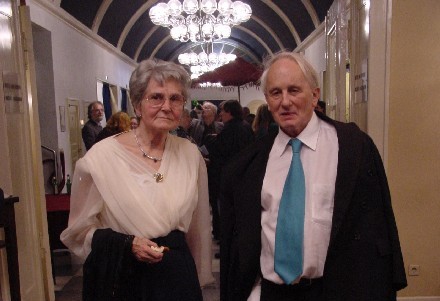  Am Tag der Premiere in Berlin: die Tochter des Raumfahrtpioniers, Dr. Erna Roth-Oberth, und der Autor Rolf Hochhuth. Foto: Karlheinz Rohrwild.