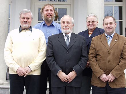 Der neue Vorstand des Verbandes der Siebenbrgisch-Schsischen Heimatortsgemeinschaften, von links nach rechts: Karl-Heinz Brenndrfer, Bernhard Scheiner, Michael Konnerth (Vorsitzender), Maria Stirner und Hans Werner Henning. Foto: Petra Reiner