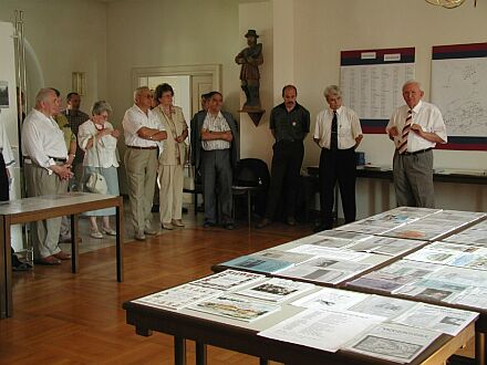 Dr. Helmut Kelp (rechts) bei der Ausstellungserffnung im evangelischen Gemeindehaus in Dinkelsbhl. Foto: Gnther Melzer