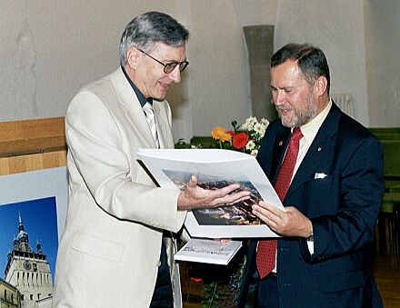 Hermann Theil, Stellvertretender Vorsitzender der HOG Schburg (links), berreicht Oberbrgermeister Otto Sparrer die Schburg-Mappe aus der Reihe "Geschichteatlas der Stdte Rumniens". Foto: Josef Balazs