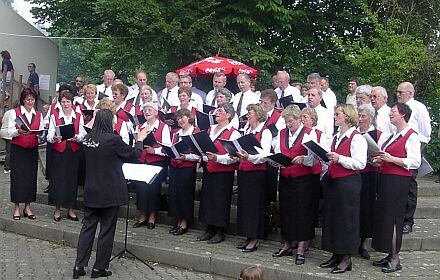 Honterus-Chor sang beim Baumstriezelfest der Kreisgruppe Heilbronn im Kreuzgrund. Foto: Regine Melzer