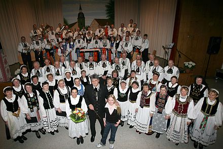 Honterus-Chor und Siebenbrger Trachtenkapelle bei Frhjahrskonzert 2006 in Drabenderhhe. Foto: Christian Melzer