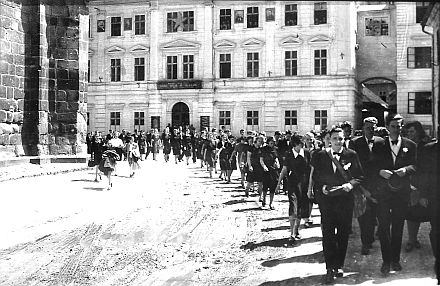 Rckkehr der Absolventen 1954 des Honterus-Gymnasiums vom Honterushof zur Schule.