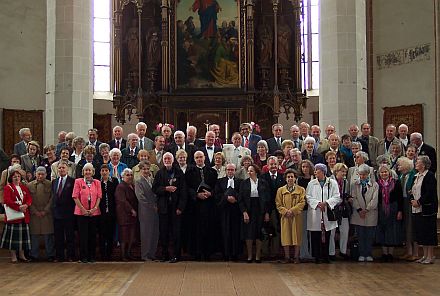 Absolventen des Jahrgangs 1956 des Honterus-Gymnasiums vor dem Altar der Schwarzen Kirche in Kronstadt.