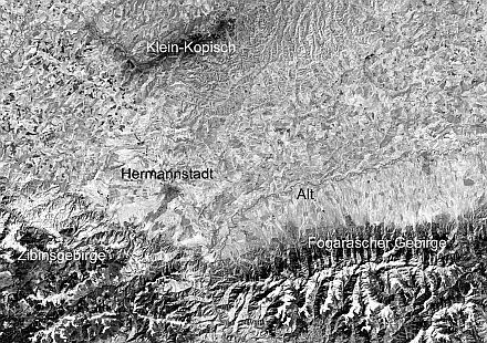 Zentraler Teil Siebenbrgens. Mastab ca. 1:850 000. Satellitenaufnahme vom 18. September 1986 (Landsat 5) aus 705 km Hhe. Der dunkle Bereich entlang der Groen Kokel rhrt von Umweltverschmutzungen der „Rufabrik“ von Klein-Kopisch. Quelle: Herbert Horedt