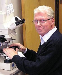 Dr. Horst Peter Hann: eine seiner Lieblingsbeschftigungen, das Mikroskopieren.