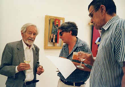 Auch ein Freund der modernen Kunst ist Hermann W. Schlandt stets gewesen. Die Aufnahme entstand 2001 auf der Vernissage einer Ausstellung des aus Reschitz stammenden Knstlers PAPI (Emilian Rosculescu) in Mnchen. In der Mitte der Dokumentarfilmer Gnter Czernetzky, rechts der Fotograf Edmund Hfer. Foto: Konrad Klein