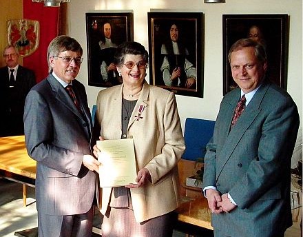 Verleihung des Niederschsischen Verdienstordens am Bande: Dr. Helga Stein mit dem niederschsischen Finanzminister Hartmut Mllring (links) und dem Hildesheimer Oberbrgermeister Dr. Ulrich Kumme.