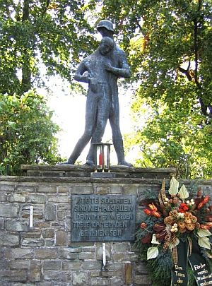 Annemarie Suckow von Heydendorff: Mahnmal fr die Gefallenen bei Vossenack im Hrtgenwald. Foto: Ncken