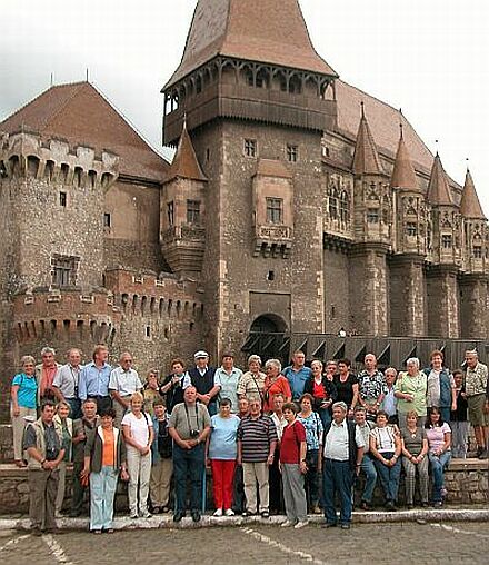 Reisende aus Traunreut vor dem Schloss Hunyad (Hunedoara). Foto: Sebastian Mitterbichler